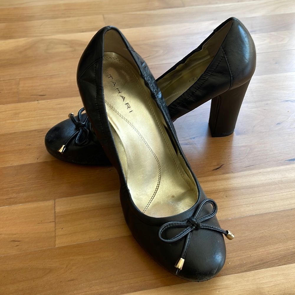 Tahari black leather pumps